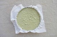 水果干坚果巧克力,6寸的派盘垫上油纸,倒入巧克力浆,抹平表面