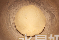 可爱猴子造型面包,用温<a style='color:red;display:inline-block;' href='/shicai/ 219'>牛奶</a>将酵母融化,然后将中种面团原料全部放入立式搅拌器中,低速拌匀后在室温发酵1hr,之后放入冰箱冷藏12-18hr