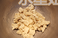 可爱猴子造型面包,将冷藏好后的中种面团撕成小块,放在搅拌盆中