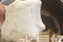 可爱猴子造型面包,全部材料三光后;加入黄油,继续低速到可以出膜的阶段