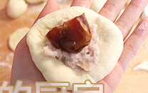 可爱猴子造型面包,然后将50g面团（留一个不要放馅儿）稍微擀平，把<a style='color:red;display:inline-block;' href='/shicai/ 6566'>芋泥</a>和<a style='color:red;display:inline-block;' href='/shicai/ 615'>蜜枣</a>包进去