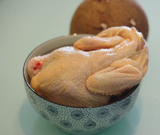 广东椰子鸡汤,准备材料：<a style='color:red;display:inline-block;' href='/shicai/ 606'>椰子</a>壳很是坚实，要把<a style='color:red;display:inline-block;' href='/shicai/ 606'>椰子</a>肉和<a style='color:red;display:inline-block;' href='/shicai/ 606'>椰子</a>汁弄出来要费功夫，我让售卖<a style='color:red;display:inline-block;' href='/shicai/ 606'>椰子</a>的档主代劳了，<a style='color:red;display:inline-block;' href='/shicai/ 606'>椰子</a>肉切小片，<a style='color:red;display:inline-block;' href='/shicai/ 606'>椰子</a>汁用容器盛着待用。不过如果自己处理要想象一下<a style='color:red;display:inline-block;' href='/shicai/ 606'>椰子</a><a style='color:red;display:inline-block;' href='/shicai/ 107'>鸡</a>汤的清甜，耐心地处理<a style='color:red;display:inline-block;' href='/shicai/ 606'>椰子</a>是很值得的