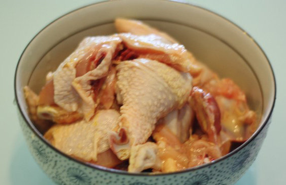 广东椰子鸡汤,把鸡斩件,如果鸡汤油腻,可以把鸡皮去掉,还有一个办法是煲好后,撇去鸡汤上面的油