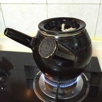 鳄鱼川贝瘦肉汤,将瘦肉、姜片、隔渣袋放进瓦煲,加5碗清水,大火煮滚后小火煲约2小时,煲至汤浓白,剩2碗水左右,喝前加点盐即可。