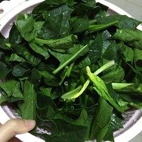 蒜片黄油炒菠菜,<a style='color:red;display:inline-block;' href='/shicai/ 117'>菠菜</a>洗净切一寸长段。