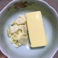 蒜片黄油炒菠菜,蒜切片。
