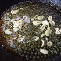 蒜片黄油炒菠菜,黄油小火融化,放入蒜片炒至闻到香味(不要炒太焦,否则会有苦味)