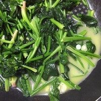 蒜片黄油炒菠菜,放入菠菜翻炒,加适量盐、黑胡椒粉,炒至菠菜叶开始变软即关火。我今天还加了一丢丢糖,市场买的菠菜都是大棚菜,怕太涩了,加一点糖可以去涩,如果是农家自种菠菜本身很甜,就不用加糖了。