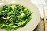 蒜片黄油炒菠菜,从没见孩子这么喜欢吃菠菜,一大盘很快光盘了。