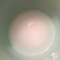 正宗红丝绒cupcake,20克<a style='color:red;display:inline-block;' href='/shicai/ 715'>白醋</a>+4克小苏打,会出现冒泡泡的反应,看到醋也不要惊讶啦,最后的蛋糕口感不会是你想的那样哈哈哈。