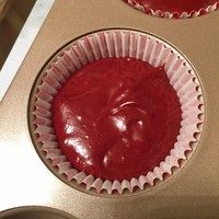 正宗红丝绒cupcake,倒入纸杯里,7分满就可以了,因为这个会涨得比较高,你要裱花的话不要装太多面糊。烤箱预热后175度25分钟就好啦。我盖了锡纸。