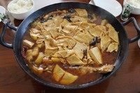 农家铁锅鱼,炖到冬瓜透明即可出锅