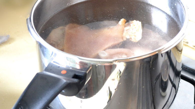 白芸豆肘子汤,将新鲜的<a style='color:red;display:inline-block;' href='/shicai/ 4239'>肘子</a>用小钳子夹去杂毛，再刮洗干净；将铁锅烧热，把<a style='color:red;display:inline-block;' href='/shicai/ 4239'>肘子</a>放在铁锅上干烧，烧去剩余的小杂毛。将<a style='color:red;display:inline-block;' href='/shicai/ 4239'>肘子</a>放入锅内大火煮开，撇去浮沫，捞起备用