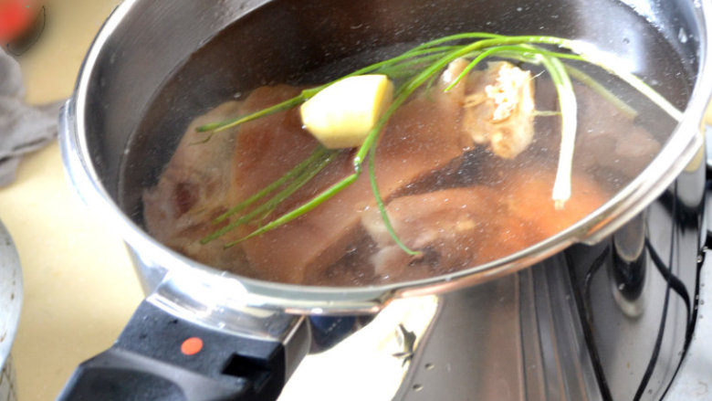 白芸豆肘子汤,在锅里放入肘子、<a style='color:red;display:inline-block;' href='/shicai/ 71'>芸豆</a>、<a style='color:red;display:inline-block;' href='/shicai/ 37'>姜</a>、<a style='color:red;display:inline-block;' href='/shicai/ 134550'>干花椒</a>、<a style='color:red;display:inline-block;' href='/shicai/ 718'>料酒</a>，盖上盖子；转成中小火，炖30分钟到猪蹄软烂