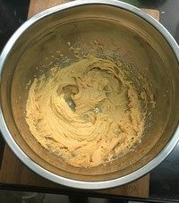 花生曲奇,用电动打蛋器打发,然后加入全蛋液混合均匀