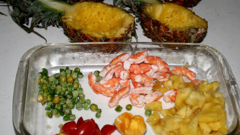 五彩菠萝饭,将<a style='color:red;display:inline-block;' href='/shicai/ 597'>菠萝</a>清洗干净，对切成2半，用刀子将中间挖空，掏出果肉切成小块