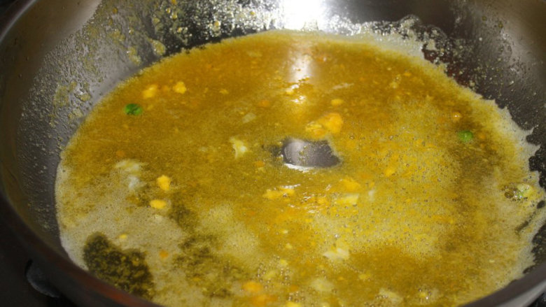 五彩菠萝饭,锅内油7成热后放入<a style='color:red;display:inline-block;' href='/shicai/ 9596'>咸蛋黄</a>，用勺子弄散炒开，直到融化