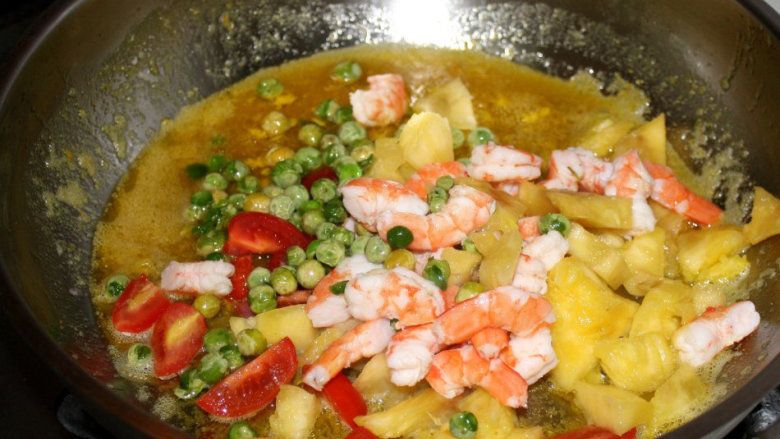 五彩菠萝饭,放入切好的菠萝丁、<a style='color:red;display:inline-block;' href='/shicai/ 148'>豌豆</a>、<a style='color:red;display:inline-block;' href='/shicai/ 287'>虾仁</a>、<a style='color:red;display:inline-block;' href='/shicai/ 2424'>长生果</a>炒香