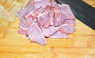 猪肉松,切成大小均匀的小块。