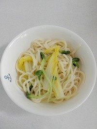油泼面,面条、娃娃菜和豆苗捞出之后过凉水,然后沥净水分。沥水之后的面条放在大碗中。