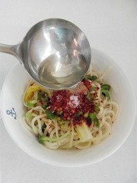 油泼面,将热油淋在调味料的表面,食用前拌匀。
