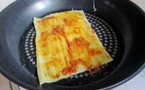 烤冷面,煎好的一面,刷上蒜蓉辣酱汁