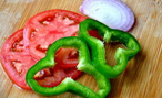 黑椒香草牛排 ,<a style='color:red;display:inline-block;' href='/shicai/ 3551'>西红柿</a>、<a style='color:red;display:inline-block;' href='/shicai/ 61'>青椒</a>切圆圈、<a style='color:red;display:inline-block;' href='/shicai/ 29'>洋葱</a>一部分切圈，其它切成碎末；<a style='color:red;display:inline-block;' href='/shicai/ 2794'>大蒜</a>切末待用
