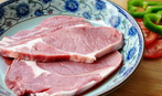 黑椒香草牛排 ,<a style='color:red;display:inline-block;' href='/shicai/ 217'>牛排</a>洗净后，用刀背敲打<a style='color:red;display:inline-block;' href='/shicai/ 217'>牛排</a>再放入盘内