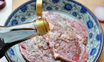 黑椒香草牛排 ,依次加入洋葱碎、大蒜末、盐、<a style='color:red;display:inline-block;' href='/shicai/ 762'>老抽</a>、柠檬蜂蜜汁、<a style='color:red;display:inline-block;' href='/shicai/ 919'>柠檬汁</a>、混合香草料、<a style='color:red;display:inline-block;' href='/shicai/ 134333'>黑胡椒</a>，拌均后腌制20分钟；