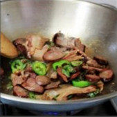 腊味小炒,腊肠里面肥肉炒透明的时候放入少许水嗞一下.，水焖干了,这碟腊味小炒也就可以上桌了