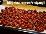 黑胡椒牛肉粒&五香芝麻牛肉粒,烤箱180度预热,烤盘垫烤纸,将芝麻牛肉粒平铺在烤盘中。180度烤制30分钟。