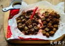 黑胡椒牛肉粒&五香芝麻牛肉粒,喜欢更干的朋友可以继续低温延长时间,此时的牛肉干软硬度正好,不会塞牙,烤盘中也许还留有一些残存的肉汁,非常诱人。