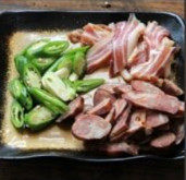 腊味小炒,<a style='color:red;display:inline-block;' href='/shicai/ 436'>腊肉</a>洗净切片备用，<a style='color:red;display:inline-block;' href='/shicai/ 61'>青椒</a>,蒜片同样洗净切片备用