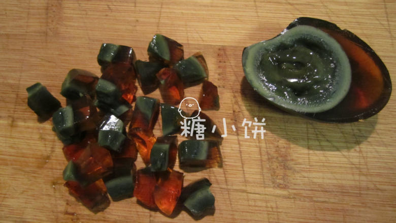 琥珀蛋,<a style='color:red;display:inline-block;' href='/shicai/ 14'>皮蛋</a>去壳，切成小块