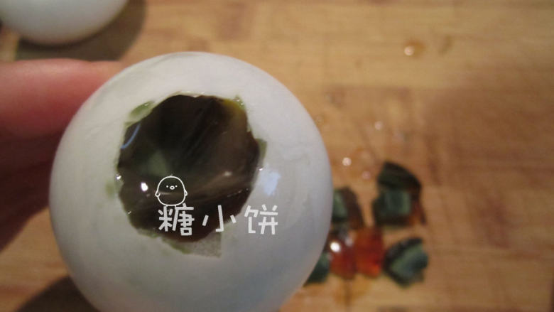 琥珀蛋,<a style='color:red;display:inline-block;' href='/shicai/ 79474'>生咸鸭蛋</a>从大的那端敲破一个口，戳破薄膜把切好的皮蛋塞进去