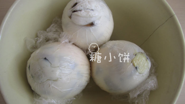琥珀蛋,塞好的蛋用保鲜膜包起来，起到隔绝水汽以及维持蛋的形状的作用