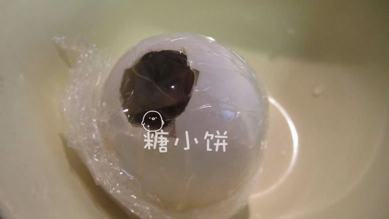 琥珀蛋,我是塞到差不多刚好到开口处，没有多余的蛋清满出来。这样戳破薄膜赛出来的成品蛋形较圆润，不会有平平的一侧
