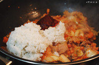 泡菜吞拿鱼,倒入米饭和一大勺<a style='color:red;display:inline-block;' href='/shicai/ 8426'>韩式辣酱</a>,辣酱的量根据个人口味来就可以了哦。