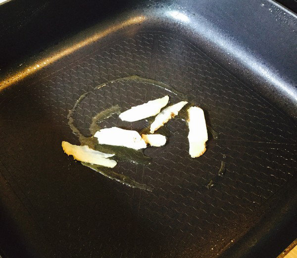鸡腿肉汤,爆香姜片