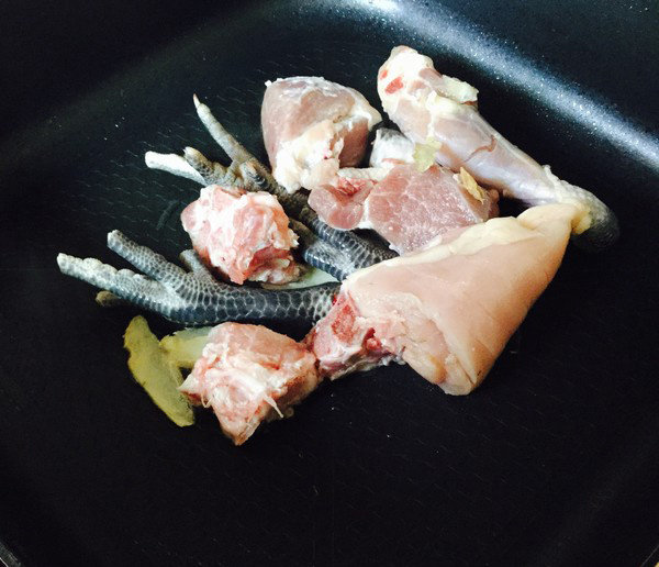 鸡腿肉汤,加入料酒爆炒