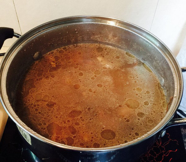 鸡腿肉汤,加入盐调味即可