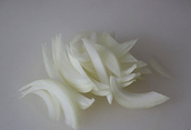 缤纷沙拉拌意大利面,<a style='color:red;display:inline-block;' href='/shicai/ 29'>洋葱</a>洗净切丝。