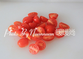 缤纷沙拉拌意大利面,<a style='color:red;display:inline-block;' href='/shicai/ 89994'>小番茄</a>洗净后一切为二。