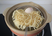 缤纷沙拉拌意大利面,开一锅水，水开后加一点点盐，下<a style='color:red;display:inline-block;' href='/shicai/ 533'>意大利面</a>和<a style='color:red;display:inline-block;' href='/shicai/ 9'>鸡蛋</a>煮熟后捞出控水，<a style='color:red;display:inline-block;' href='/shicai/ 9'>鸡蛋</a>剥壳切块备用.