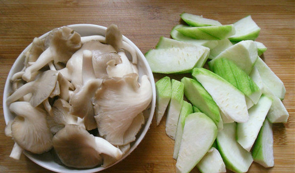 平菇水瓜汤,<a style='color:red;display:inline-block;' href='/shicai/ 231'>平菇</a>洗净,大片的对半撕开,水瓜去皮切滚刀块