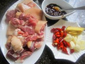 香辣猪脚,<a style='color:red;display:inline-block;' href='/shicai/ 418'>猪脚</a>洗净剁小块。