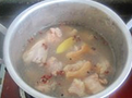 香辣猪脚,锅中注入水放入<a style='color:red;display:inline-block;' href='/shicai/ 700'>花椒</a>和姜片烧开,放入猪脚