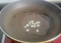 香辣猪脚,炒锅中下油后,放入<a style='color:red;display:inline-block;' href='/shicai/ 866'>冰糖</a>炒糖色