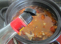香辣猪脚,倒入适量的<a style='color:red;display:inline-block;' href='/shicai/ 718'>料酒</a>