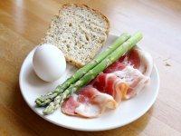 简易版培根煎蛋,材料：<a style='color:red;display:inline-block;' href='/shicai/ 443'>培根</a>两条，<a style='color:red;display:inline-block;' href='/shicai/ 9'>鸡蛋</a>1个，<a style='color:red;display:inline-block;' href='/shicai/ 122'>芦笋</a>2根，<a style='color:red;display:inline-block;' href='/shicai/ 579'>面包</a>一片